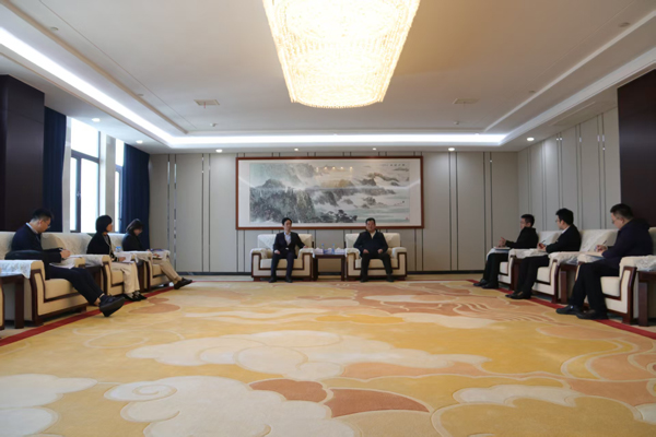 中國出口信用保險公司江西分公司黨委書記、總經(jīng)理蔣韶華一行蒞臨集團調(diào)研交流